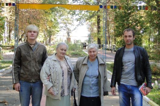 Volunteer from Germany Marian Block (left) with former prisoners of concentration camps VS Ermak and MF St. Thomas and volunteer Hotzvim.